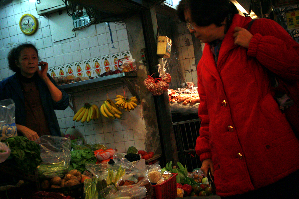 商店街で野菜を買うおばさん